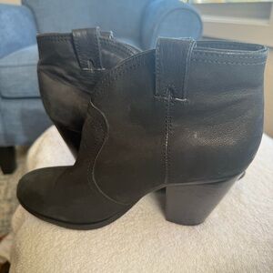 Vince Camuto Hillsy Black Suede Leather Ankle Boots Size 8.5